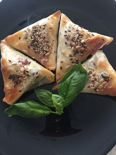 Una foto de Samosas de queso de burgos y pesto