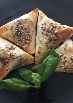 Una foto de Samosas de queso de burgos y pesto