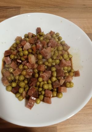 Una foto de Guisantes con taquitos de jamón
