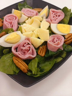 Una foto de Ensalada de Espinaca Nuez, Jamón, Huevo y Queso