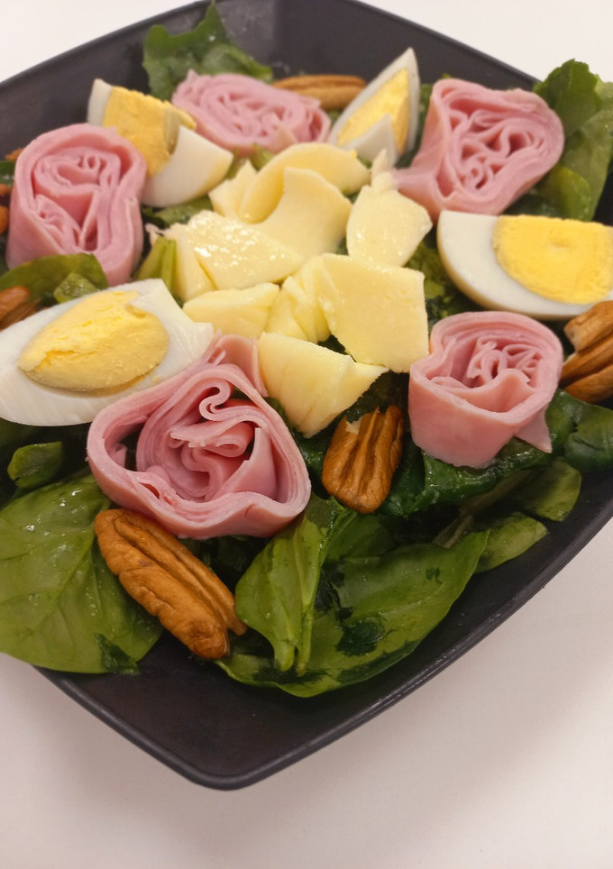 Una foto de Ensalada de Espinaca Nuez, Jamón, Huevo y  Queso