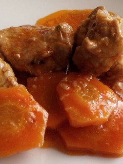 Una foto de Carne al vino y salsa