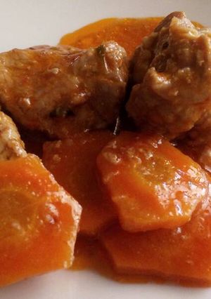 Una foto de Carne al vino y salsa