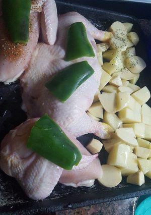 Una foto de Pollo a la naranja con papas y baratas al horno