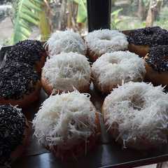 รูปของ Donat hitam putih