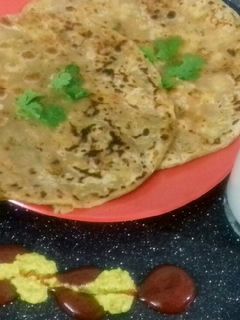 આલૂ પરાઠા (Aloo Paratha Recipe In Gujarati) રેસીપી મુખ્ય ફોટો