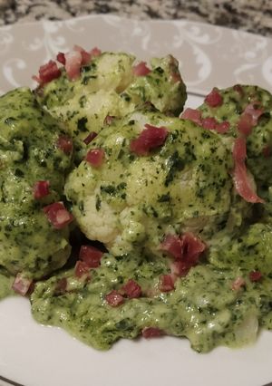 Una foto de Coliflor con bechamel de espinacas y jamón serrano