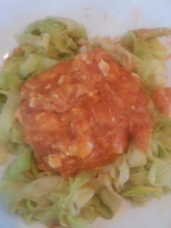Una foto de Falsos tallarines de calabacin con salsa de tomate, atún y huevo