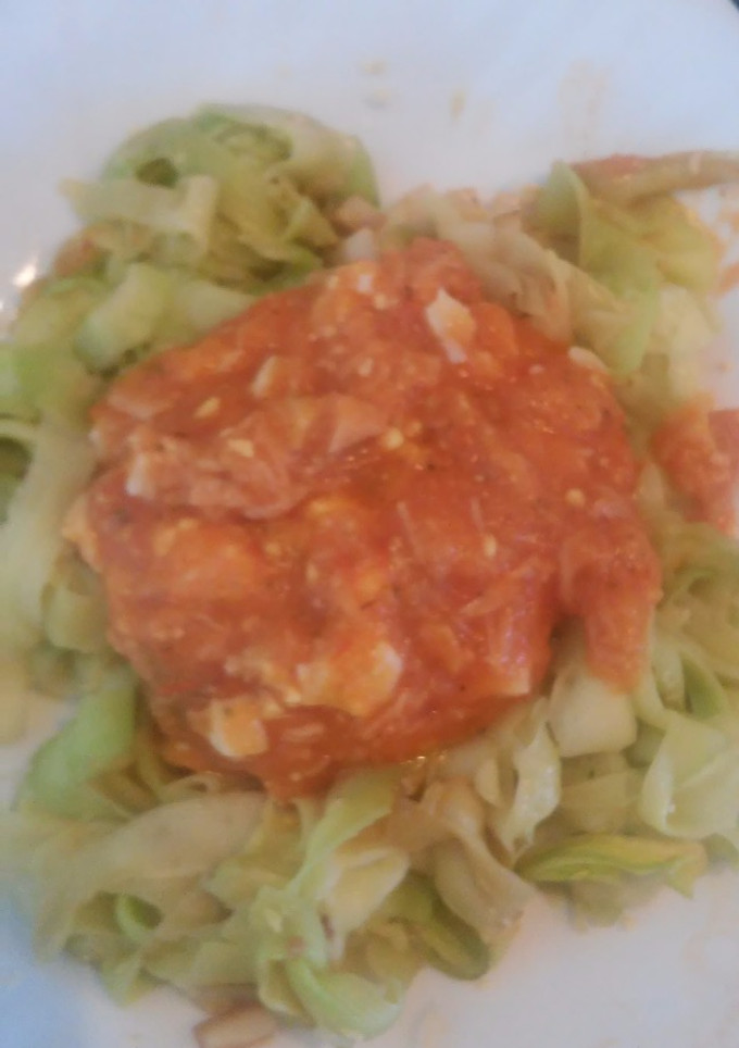 Una foto de Falsos tallarines de calabacin con salsa de tomate, atún y huevo