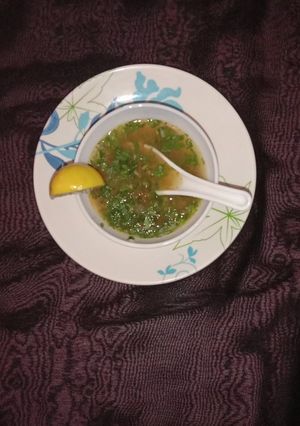 लेमन कॉरीअंडर सूप (lemon coriander soup recipe in marathi) रेसिपी चे मुख्य फोटो 
