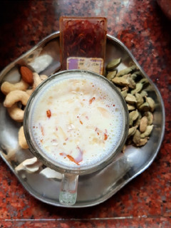 કેસર ડ્રાયફ્રુટ દૂધ (Kesar Dryfruit Milk Recipe In Gujarati) રેસીપી મુખ્ય ફોટો