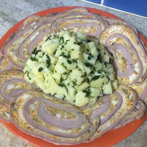 Matambre arrollado con papas a la provenzal