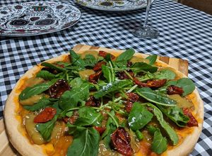 Foto de Pizza vegana de rúcula com tomate seco