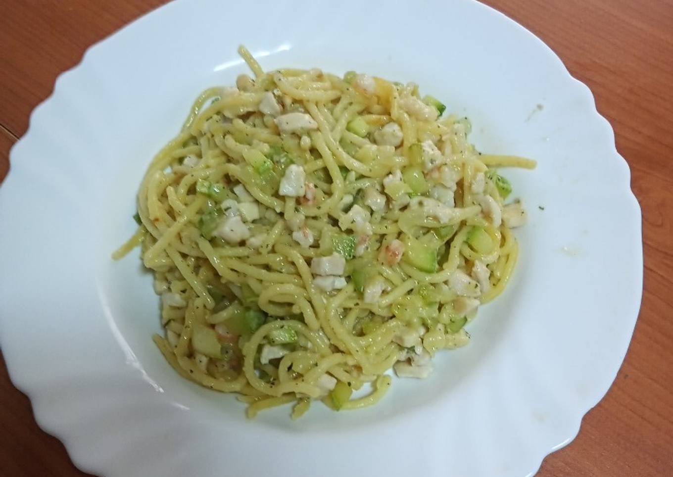 Salteado de pasta con pollo, gambas y calabacín