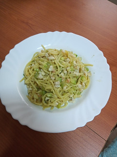 Una foto de Salteado de pasta con pollo, gambas y calabacín