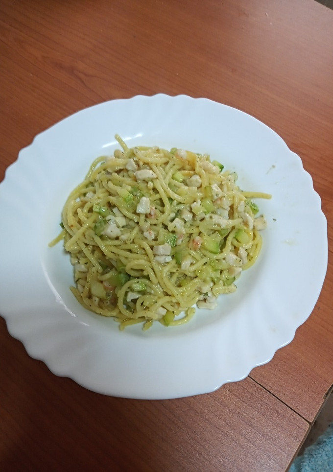 Una foto de Salteado de pasta con pollo, gambas y calabacín