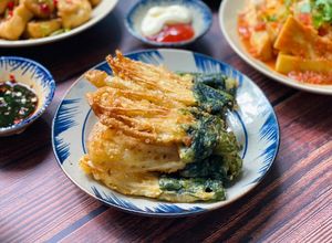 Hình của món Nấm Kim Châm Cuộn Rong Biển Chiên Giòn.