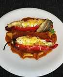 Pimientos rellenos con bacalao y arroz sobre salsa de tomate