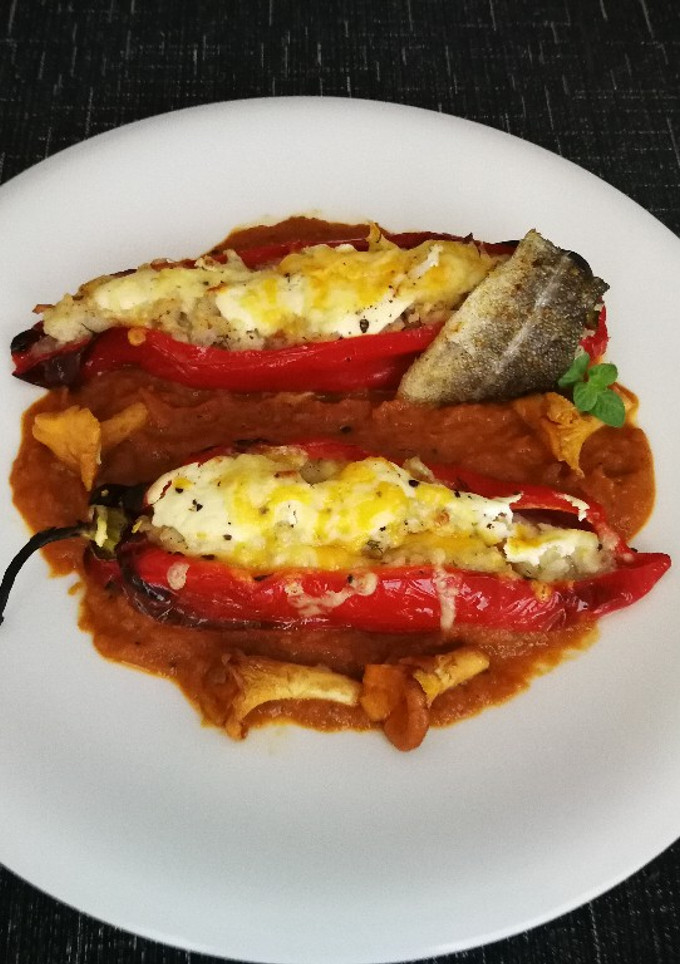 Una foto de Pimientos rellenos con bacalao y arroz sobre salsa de tomate