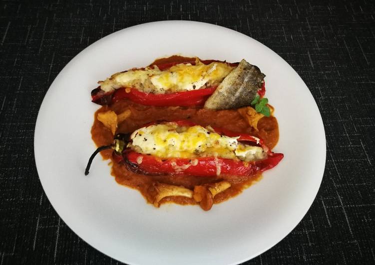 Pimientos rellenos con bacalao y arroz sobre salsa de tomate