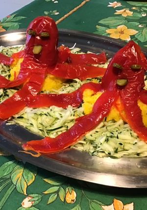Une photo de Pieuvres de poivrons grillés île de betteraves et mer de courgette