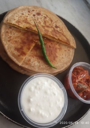 A picture of Besan parantha.