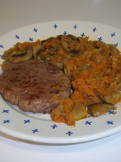 Una foto de Hamburguesa de cordero con guarnición de champiñones y carlota