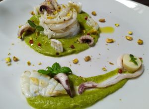 Foto di Tagliatelle di seppia 🐙 scottata,su crema di piselli