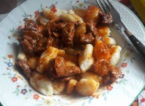 Una foto de Ñoquis de papas con Estofado de Carne. day