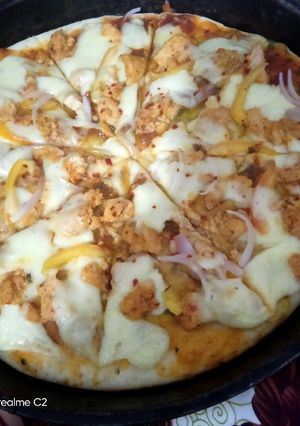A picture of Chicken Tikka pizza.