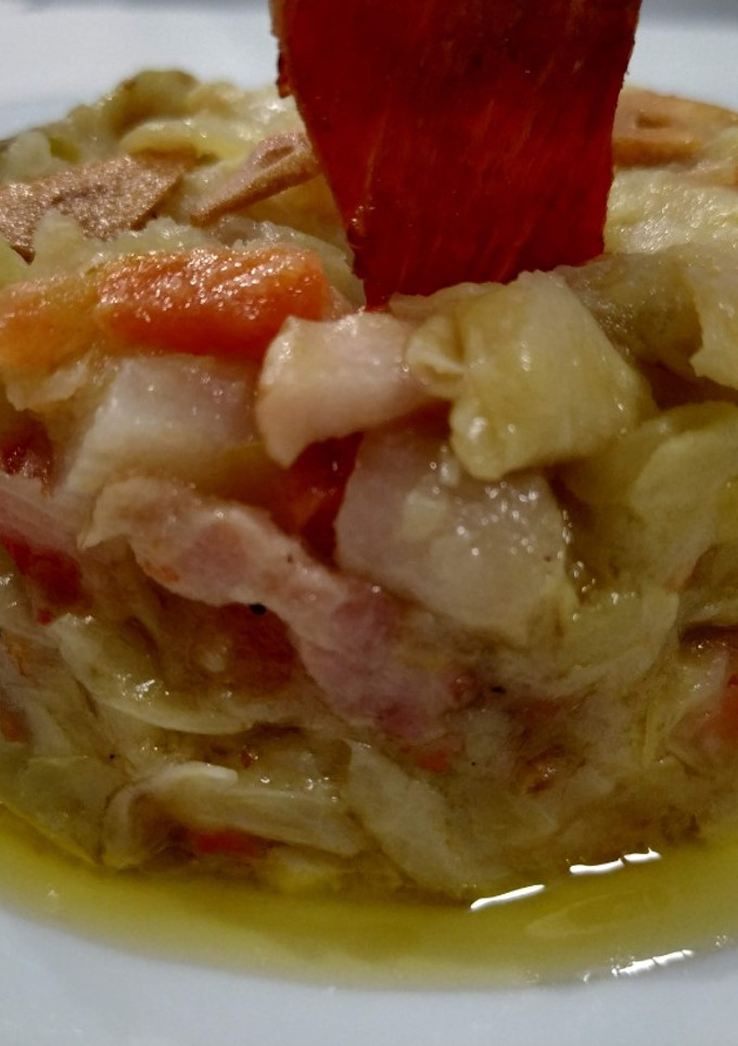 Una foto de Repollo acompañado y crujiente de Ibérico
