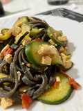 Tagliolini al nero di seppia con zucchine, datterini e tofu