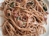 Espagueti con acelgas y nuez en una olla