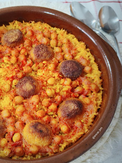 Una foto de Arroz al horno con albóndigas y garbanzos