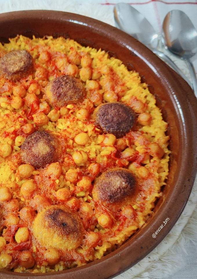 Una foto de Arroz al horno con albóndigas y garbanzos