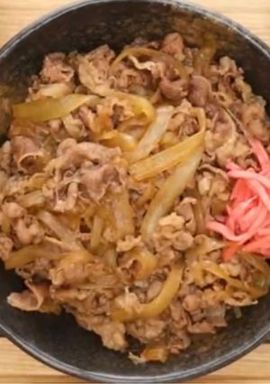 Hình của món 牛丼 gyudon.