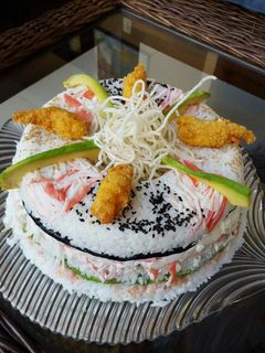 Una foto de Rosca de Sushi con salsa acevichado
