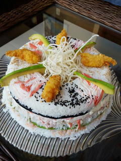 Una foto de Rosca de Sushi con salsa acevichado