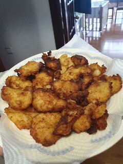 Una foto de Buñuelos de merluza y langostinos