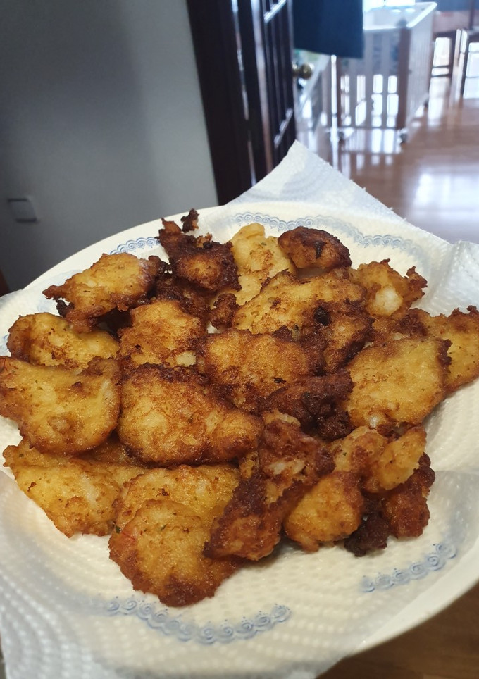 Una foto de Buñuelos de merluza y langostinos