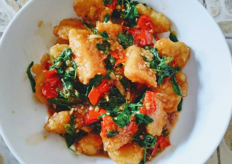 ปลาดอลลี่ทอด คลุกซอสกระเพรา