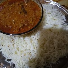 A picture of Gurde ka salan with boiled rice.
