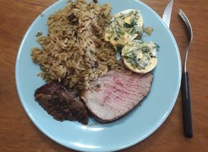 Una foto de Peceto con arroz y huevos rellenos