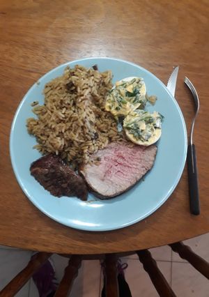Una foto de Peceto con arroz y huevos rellenos