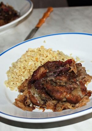 Sült tarja savanyú káposztás ágyon bulgurral recept fotója