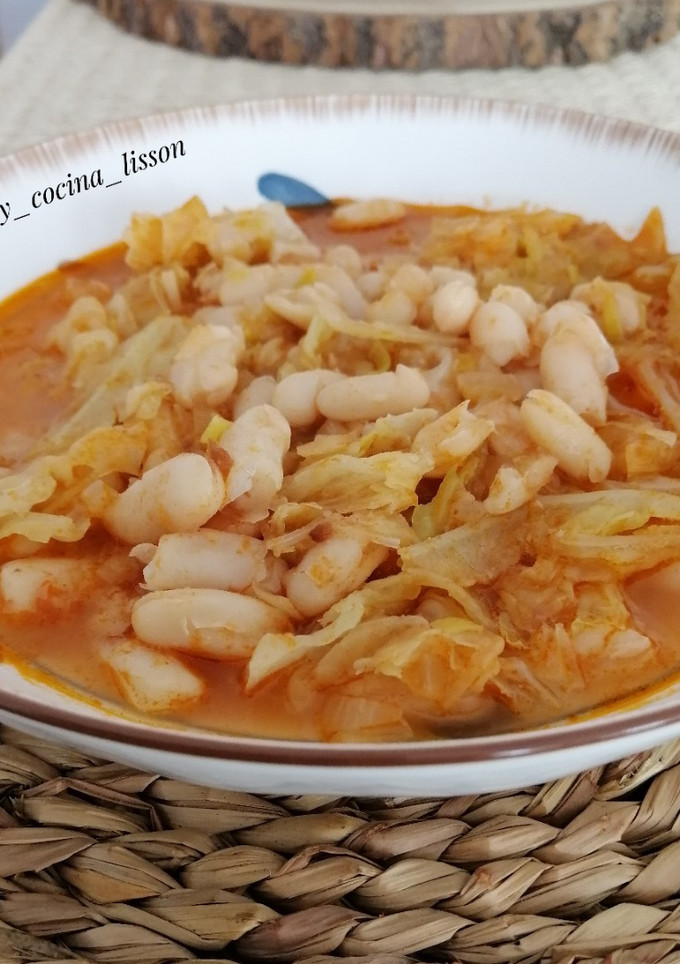 Una foto de Alubias blancas con repollo
