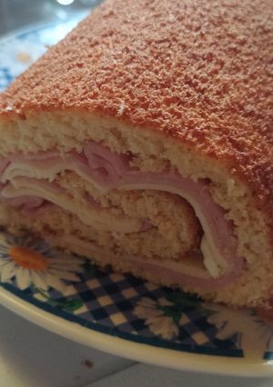 Una foto de Pionono con jamón y queso
