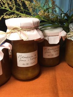 Una foto de Mermelada casera de manzana y naranja, con especias, en microondas