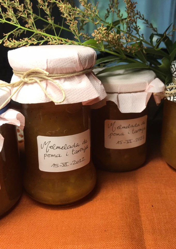 Una foto de Mermelada casera de manzana y naranja, con especias, en microondas