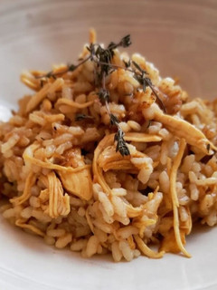 Una foto de Arroz con pollo al ras el-hanout